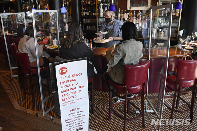 [AP/뉴시스] 3월19일 미국 코네티컷주 웨슽 핫포드의 한 오이스터 바에서 손님들이 점심을 들고 있다