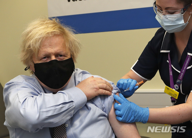 [런던=AP/뉴시스]보리스 존슨 영국 총리가 19일(현지시간) 영국 런던의 세인트 토머스 병원에서 아스트라제네카 백신을 접종하고 있다. 2021.03.20. 