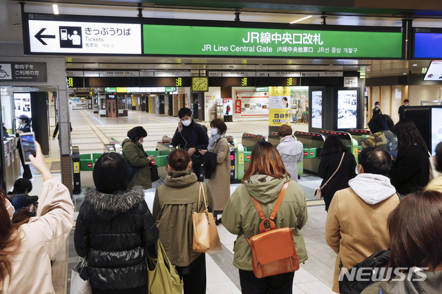 [센다이=AP/뉴시스]20일 오후 6시9분께 일본 미야기현 앞바다에서 발생한 리히터 규모 6.9 지진으로 열차 운행이 중단되면서 역 개찰구 앞에 사람들이 모여들고 있다. 2021.03.20.