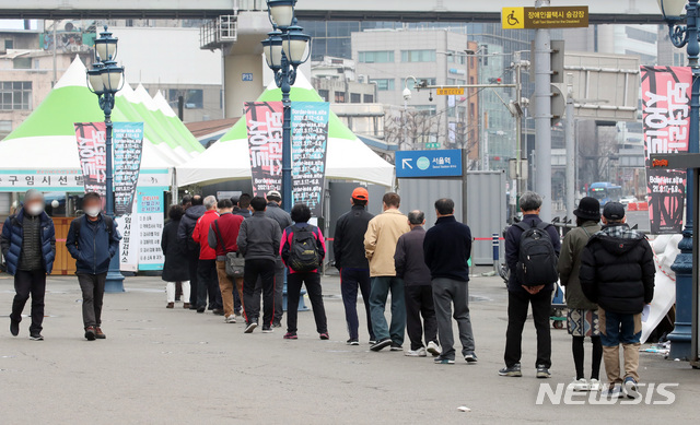 [서울=뉴시스]고범준 기자 = 코로나19 신규 확진자가 456명으로 집계된 21일 오전 서울 중구 서울역광장에 마련된 코로나19 중구임시선별검사소에서 시민들이 검사를 받기 위해 줄 서 있다. 2021.03.21. bjko@newsis.com