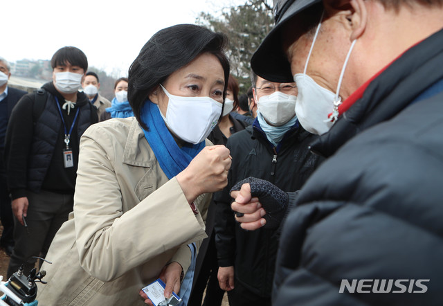 [서울=뉴시스]국회사진기자단 = 박영선 더불어민주당 서울시장 후보가 21일 서울 중구 '한양도성순성길'에서 열린 '탄소중립위원회 출범식에 참석을 마치고 '한양도성순성길'을 걸으며 시민들과 인사하고 있다. 2021.03.21. photo@newsis.com