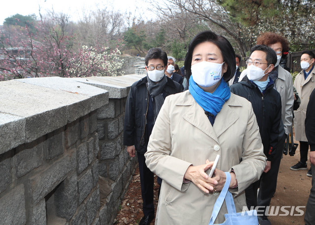 [서울=뉴시스]국회사진기자단 = 박영선 더불어민주당 서울시장 후보가 21일 서울 중구 '한양도성순성길'에서 열린 '탄소중립위원회 출범식에 참석을 마치고 '한양도성순성길'을 걷고 있다. 2021.03.21. photo@newsis.com