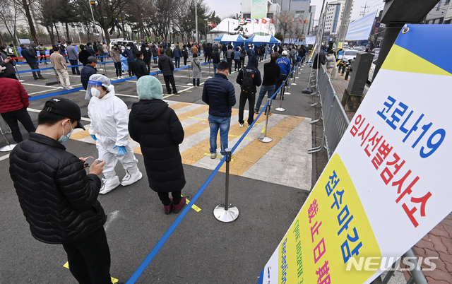 [안산=뉴시스] 김종택기자 = 21일 오전 경기도 안산시 단원구 외국인주민지원본부 인근에 설치된 임시선별검사소에서 외국인 근로자들과 시민들이 코로나19 검사를 받기위해 길게 줄 서 대기하고 있다. 2021.03.21. jtk@newsis.com