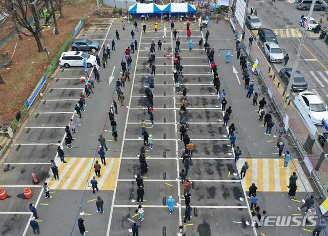 [안산=뉴시스] 김종택기자 = 21일 오전 경기도 안산시 단원구 외국인주민지원본부 인근에 설치된 임시선별검사소에서 외국인 근로자들과 시민들이 코로나19 검사를 받기위해 길게 줄 서 대기하고 있다. 2021.03.21. jtk@newsis.com