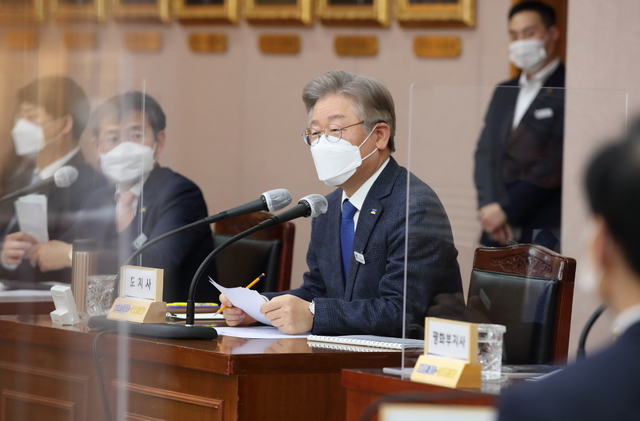 [수원=뉴시스] 이재명 경기도지사가 22일 오후 경기도청 신관 4층 제1회의실에서 열린 3월 확대간부회의에서 발언하고 있다. (사진=경기도 제공) *재판매 및 DB 금지