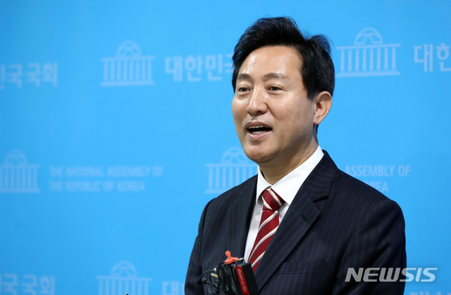 [서울=뉴시스]전진환 기자 = 오세훈 국민의힘 서울시장 후보가 야권 후보 단일화를 위한 여론조사가 시작된 22일 오전 국회 소통관에서 기자회견을 마친 뒤 취재진들의 질문에 답하고 있다. (공동취재사진) 2021.03.22. photo@newsis.com