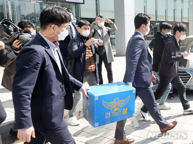 [전주=뉴시스] 김얼 기자 = 22일 전북경찰청 반부패경제범죄수사대원들이 전북 전주시 한국토지주택공사(LH) 전북본부의 압수수색을 마치고 압수품을 챙겨 장내를 빠져나오고 있다. 2021.03.22. pmkeul@newsis.com