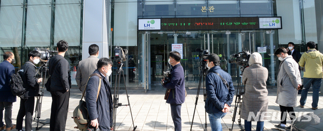 [전주=뉴시스] 김얼 기자 = 전북경찰청 반부패경제범죄수사대원들이 전북 전주시 한국토지주택공사(LH) 전북본부의 압수수색을 하고 있는 22일 한국토지주택공사 전북본부 입구가 굳게 잠겨 있다. 2021.03.22.pmkeul@newsis.com