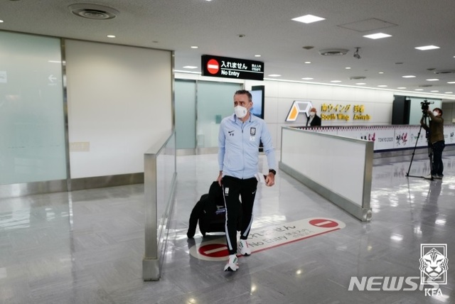 [서울=뉴시스] 일본에 도착한 파울루 벤투 감독. (사진=대한축구협회 제공)