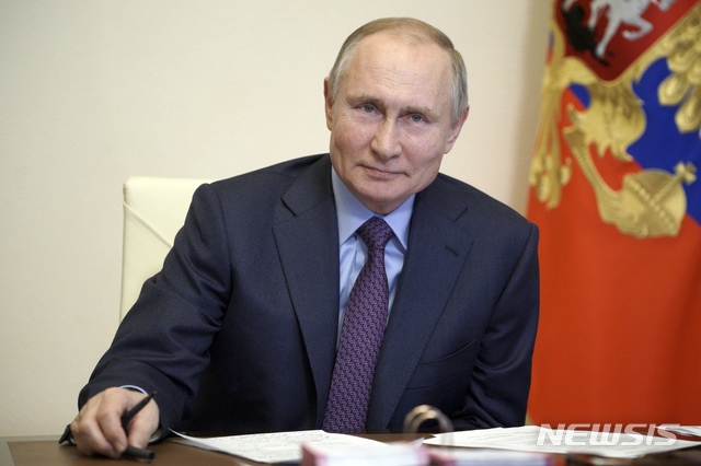 [모스크바=AP/뉴시스]블라디미르 푸틴 러시아 대통령이 22일(현지시간) 모스크바 외곽 노보-오가르요보 사저에서 백신 생산 관련 화상회의를 하고 있다. 푸틴 대통령은 23일 코로나19 백신을 접종할 것이라고 밝혔다. 2021.03.23.