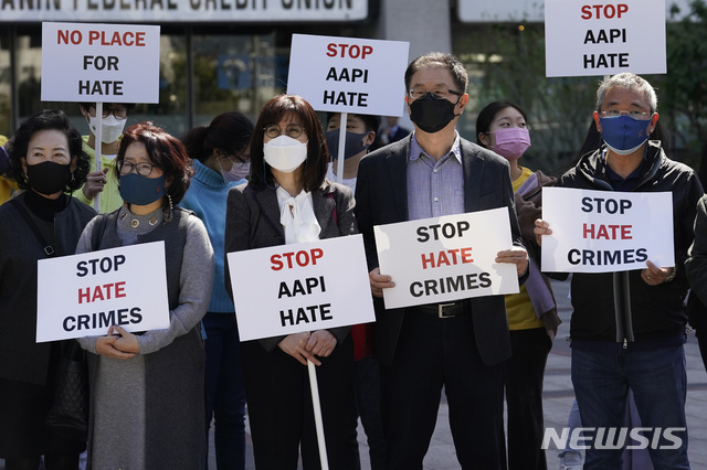 [로스앤젤레스=AP/뉴시스]22일(현지시간) 미 캘리포니아주 로스앤젤레스에서 열린 아시아계 미국인에 대한 폭력 중단 촉구 기자회견에 참석한 시위대가 '증오 범죄 중단'이라고 쓰인 팻말을 들고 있다. 2021.03.23.