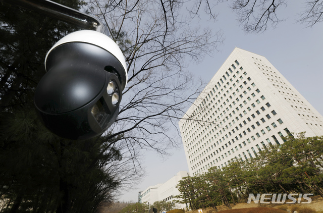 [서울=뉴시스]고승민 기자 = 박범계 법무부 장관이 '한명숙 모해위증 의혹' 사건 관련 대검찰청의 무혐의 판단 유지 결정 수용 여부 대신 대검 감찰부와 법무부 감찰관실 합동으로 사건 전반의 문제점을 모두 살피라고 지시한 이튿날인 23일 대검찰청 모습. 이에 따라 합동감찰은 사건의 초기 수사 단계부터 의혹 제기, 배당 및 무혐의 결정, 대검 회의까지 전반을 아우를 것으로 보인다. 검찰 안팎에서의 반발 역시 적지 않을 것으로 예상돼 귀추가 주목된다. 2021.03.23. kkssmm99@newsis.com