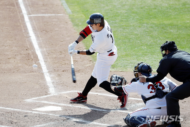 [부산=뉴시스]최동준 기자 = 23일 부산 사직야구장에서 열린 2021 KBO 리그 시범경기 롯데 자이언츠 대 SSG 랜더스의 경기, 6회초 2사 주자 없는 상황 SSG 추신수가 타격하고 있다. 2021.03.23. photocdj@newsis.com