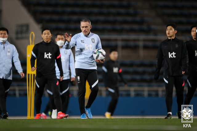 [서울=뉴시스]23일 일본 요코하마 닛빠스 미츠자와 스타디움에서 남자축구국가대표팀 파울루 벤투 감독이 한일 친선경기를 앞두고 선수들에게 훈련 지시를 하고 있다. 2021.03.24. (사진=대한축구협회 제공) photo@newsis.com *재판매 및 DB 금지