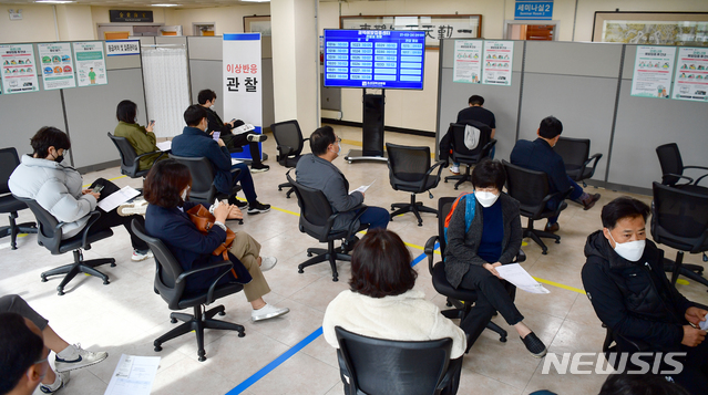 [광주=뉴시스]류형근 기자 = 24일 오전 광주 동구 조선대학교병원에 설치된 코로나19 백신 호남권역예방접종센터에서 화이자 백신 2차 접종자들이 이상반응을 확인하기 위해 대기하고 있다. 2021.03.24. hgryu77@newsis.com