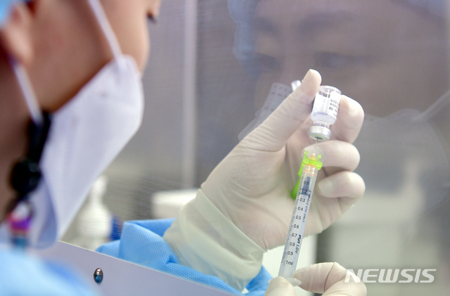 [광주=뉴시스] 코로나19 백신 접종하는 간호사. photo@newsis.com