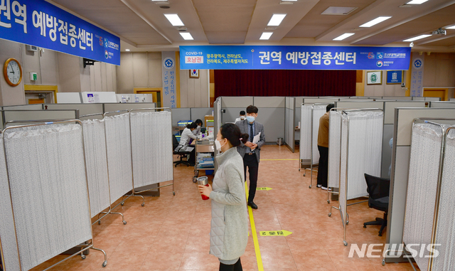 [광주=뉴시스]류형근 기자 = 24일 오전 광주 동구 조선대학교병원에 설치된 코로나19 백신 호남권역예방접종센터에서 지난 3일 화이자 백신 1차 접종자를 대상으로 2차 접종이 이뤄지고 있다. 2021.03.24. hgryu77@newsis.com