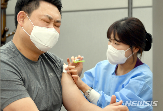 [광주=뉴시스]류형근 기자 = 24일 오전 광주 동구 조선대학교병원에 설치된 코로나19 백신 호남권역예방접종센터에서 지난 3일 화이자 백신 1차 접종자를 대상으로 2차 접종이 이뤄지고 있다. 2021.03.24. hgryu77@newsis.com