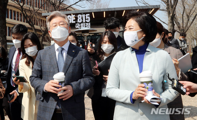 [서울=뉴시스]전진환 기자 = 이재명 경기도지사가 24일 국회에서 열린 일산대교-미시령-마창대교 공정한 민자도로 운영 방안 토론회에 참석한 뒤 박영선 더불어민주당 서울시장 후보를 만나 대화하고 있다. (공동취재사진) 2021.03.24. photo@newsis.com