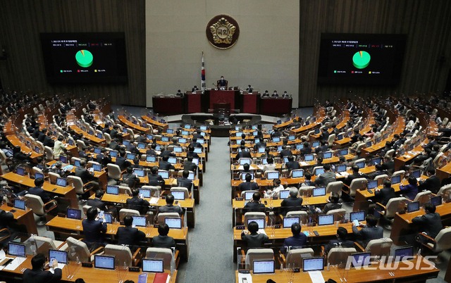 [서울=뉴시스]김진아 기자 = 25일 오전 서울 여의도 국회에서 열린 본회의에서 2021년도 제1회 추가경정예산안이 통과되고 있다. (공동취재사진) 2021.03.25. photo@newsis.com