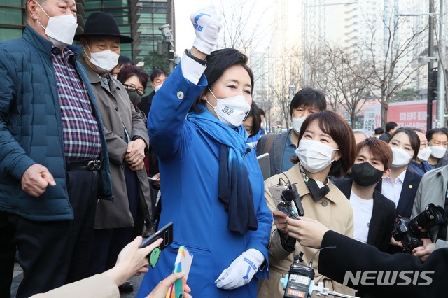 [서울=뉴시스]국회사진기자단 = 박영선 더불어민주당 서울시장 후보가 25일 오전 서울 구로구 신도림역에서 출근인사 하기 앞서 파이팅을 외치고 있다. 2021.03.25. photo@newsis.com