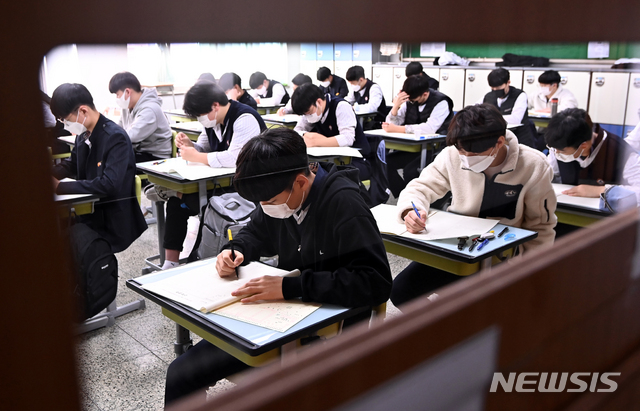 [수원=뉴시스] 김종택기자 = 2021학년도 고3 전국연합학력평가가 시행된 25일 경기도 수원시 팔달구 수원고등학교에서 학생들이 시험을 보고 있다. 2021.03.25. jtk@newsis.com