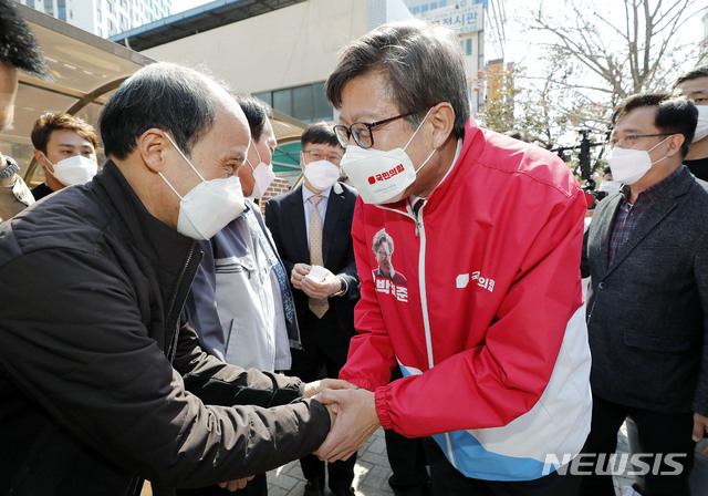 [부산=뉴시스]최동준 기자 = 국민의힘 박형준 부산시장 후보가 25일 부산 진구 부전시장에서 시민들과 인사하며 지지를 호소하고 있다. 2021.03.25. photocdj@newsis.com