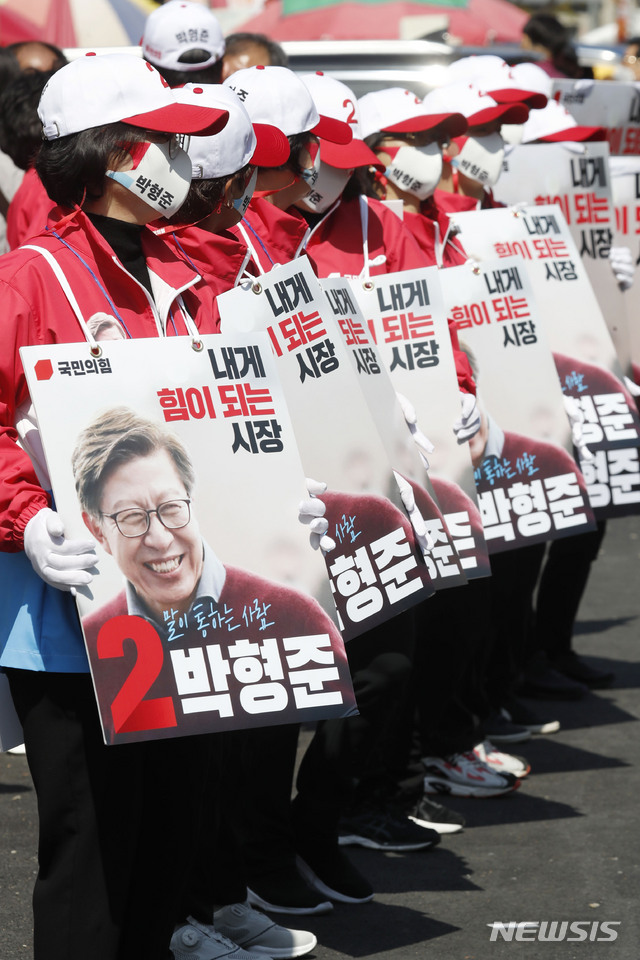 [부산=뉴시스]최동준 기자 = 국민의힘 박형준 부산시장 후보 선거운동원들이 25일 부산 진구 부전시장에서 지지를 호소하고 있다. 2021.03.25. photocdj@newsis.com