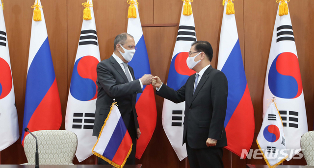 [서울=뉴시스]사진공동취재단 = 정의용 외교부 장관과 세르게이 라브로프 러시아 외무장관이 25일 서울 종로구 외교부 청사에서 한-러 외교장관회담 관련 공동기자회견을 마친 뒤 인사하고 있다. 2021.03.25. photo@newsis.com