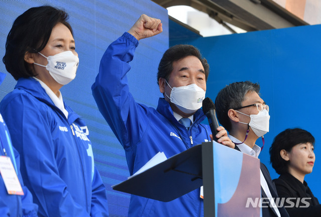 [서울=뉴시스]국회사진기자단 = 이낙연 더불어민주당 상임선대위원장이 4.7재보궐선거 공식 선거운동 첫날인 25일 서울 구로구 구로디지털단지 지플러스타워 앞에서 열린 박영선 더불어민주당 서울시장 후보 유세 출정식에서 연설을 하고 있다. 2021.03.25. photo@newsis.com