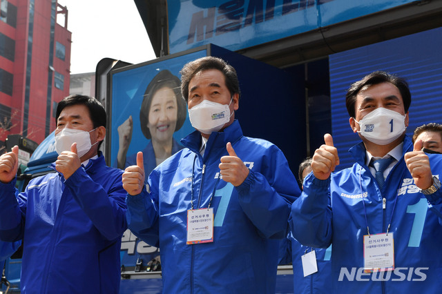 [서울=뉴시스]국회사진기자단 = 이낙연 더불어민주당 상임선대위원장이 4.7재보궐선거 공식 선거운동 첫날인 25일 서울 구로구 구로디지털단지 지플러스타워 앞에서 열린 박영선 더불어민주당 서울시장 후보 유세 출정식에서 엄지손가락을 들어 보이고 있다. 2021.03.25. photo@newsis.com