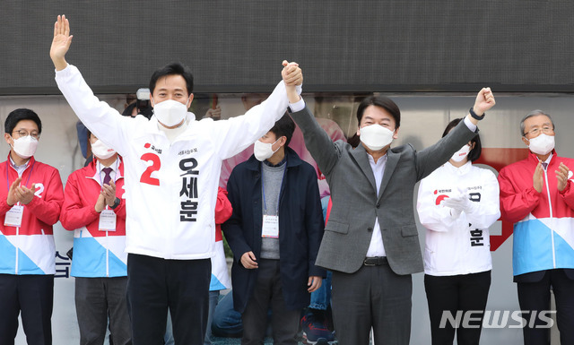 [서울=뉴시스]국회사진기자단 = 오세훈 국민의힘 서울시장 후보가 25일 서울 중구 덕수궁 대한문 앞에서 열린 시청역 거점유세에서 안철수 국민의당 대표와 함께 손을 들어 인사하고 있다. 2021.03.25. photo@newsis.com