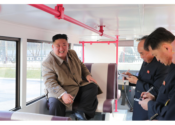 [서울=뉴시스]북한 노동신문은 김정은 국무위원장이 새로 생산한 여객버스 시제품을 살펴봤다고 26일 보도했다. (사진=노동신문 캡쳐) 2021.03.26. photo@newsis.com *재판매 및 DB 금지