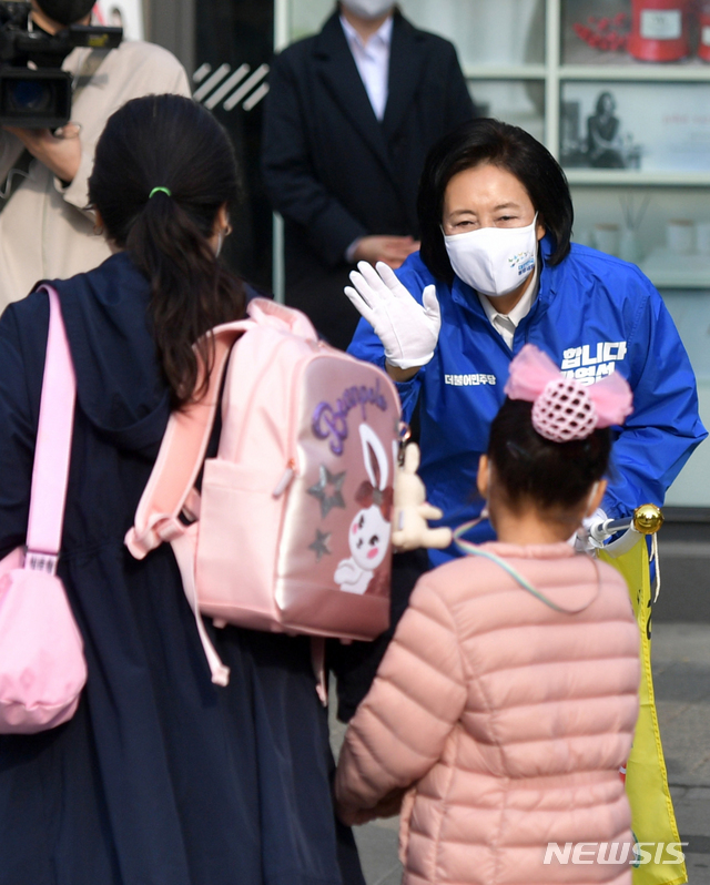 [서울=뉴시스]국회사진기자단 = 박영선 더불어민주당 서울시장 후보가 26일 서울 서대문구 북가좌초등학교 앞에서 녹색어머니회 회원들과 교통안전봉사활동을 하는 도중 손을 흔들며 시민들에게 인사를 건네고 있다. 2021.03.26. photo@newsis.com