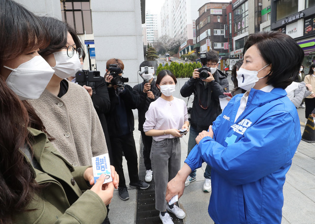 [서울=뉴시스]전진환 기자 = 박영선 더불어민주당 서울시장 후보가 26일 오후 서울 서대문구 신촌이대거리를 찾아 도보유세 중 대학생들과 대화하고 있다. 2021.03.26. amin2@newsis.com 