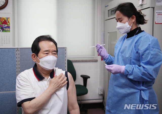 [서울=뉴시스]김명원 기자 = 정세균 국무총리가 26일 서울 종로구보건소에서 아스트라제네카(AZ)사의 코로나19 백신을 맞고 있다. (공동취재사진) 2021.03.26. photo@newsis.com