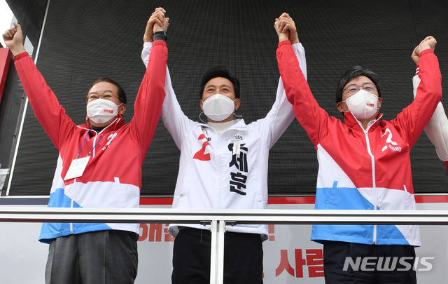 [서울=뉴시스]국회사진기자단 = 오세훈(가운데) 국민의힘 서울시장 후보가 26일 오후 서울 용산구 용문시장 네거리에서 열린 선거 유세에서 권영세 의원, 유승민 공동선대위원장과 손을 들어 보이고 있다. 2021.03.26. photo@newsis.com