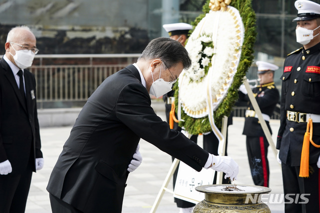 [평택=뉴시스]박영태 기자 = 문재인 대통령이 26일 오후 경기 평택 해군2함대 사령부에서 열린 제6회 서해수호의 날 기념식을 마친 후 천안함 46용사 추모비에 분향하고 있다. 2021.03.26. since1999@newsis.com