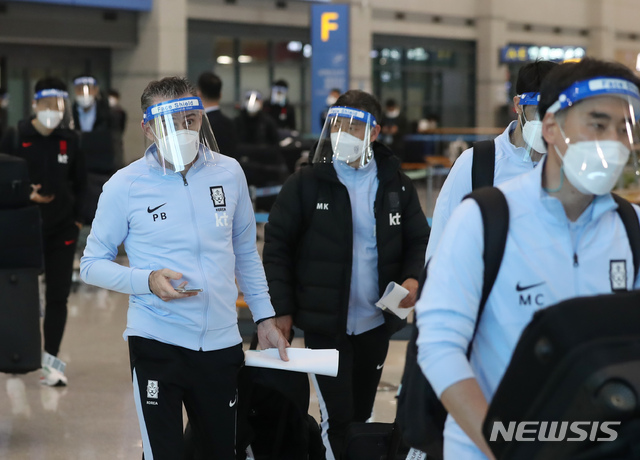 [인천공항=뉴시스]고승민 기자 = 25일 일본과 친선경기를 마친 파울루 벤투 감독을 비롯한 축구 국가대표팀 선수들이 26일 인천국제공항을 통해 귀국하고 있다. 2021.03.26. kkssmm99@newsis.com