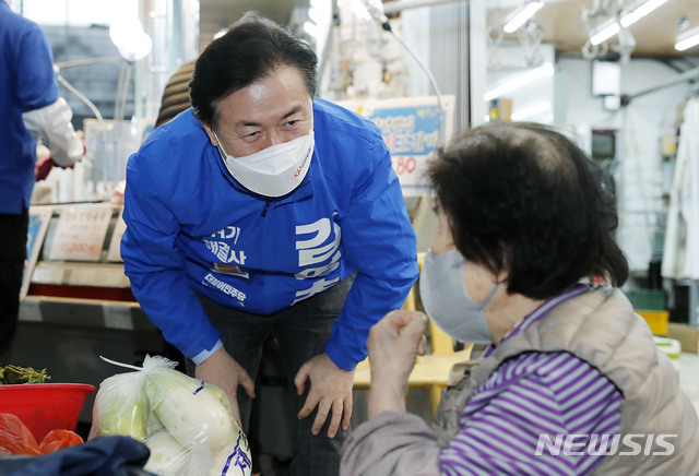 [부산=뉴시스]최동준 기자 = 더불어민주당 김영춘 부산시장 후보가 27일 부산 영도구 남항시장에서 유세를 열고 시민들에게 지지를 호소하고 있다. 2021.03.27. photocdj@newsis.com