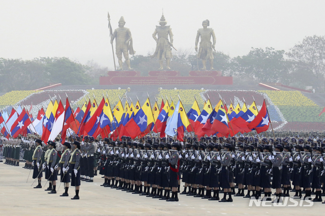 [네피도(미얀마)=AP/뉴시스]미얀마 수도 네피도에서 27일 국군의 날을 맞아 열병식이 열리고 있다. 2021.03.27