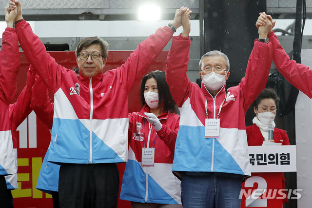 [부산=뉴시스]최동준 기자 = 국민의힘 김종인 중앙선거대책위원장이 27일 부산 중구 광복중앙로에서 열린 박형준 부산시장 후보 선거 유세에 참석해 박 후보와 지지를 호소하고 있다. 2021.03.27. photocdj@newsis.com