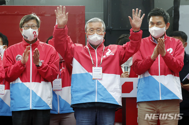 [부산=뉴시스]최동준 기자 = 국민의힘 김종인 중앙선거대책위원장이 27일 부산 중구 광복중앙로에서 열린 박형준 부산시장 후보 선거 유세에 참석해 시민들에게 인사하고 있다. 2021.03.27. photocdj@newsis.com