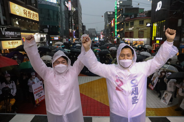 [서울=뉴시스]전진환 기자 = 오세훈 국민의힘 서울시장 후보가 안철수 공동선대위원장과 27일 서울 마포구 홍대 상상마당 인근에서 선거유세를 하고 있다. (사진=오세훈캠프 제공) 2021.03.27. photo@newsis.com *재판매 및 DB 금지