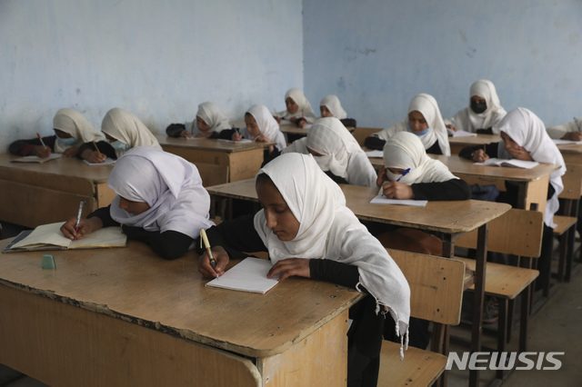 [카불=AP/뉴시스]미국이 오는 9월까지 아프가니스탄에 주둔하고 있는 미군을 철수하겠다고 밝힌 가운데, 여성들은 교육 기회가 사라질까 염려하고 있다. 사진은 지난달 27일 카불의 한 초등학교에서 여자 학생들이 공부하고 있는 모습. 2021.04.15.