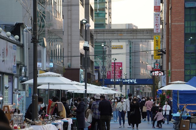 [대구=뉴시스]이은혜 기자 = 대구 행복북구문화재단은 다음 달 9일까지 문화예술거리 이태원길 '토요문화골목시장' 공연과 예술장터 운영에 참여할 주민을 모집한다. 2021.03.28. (사진=행복북구문화재단 제공) photo@newsis.com *재판매 및 DB 금지