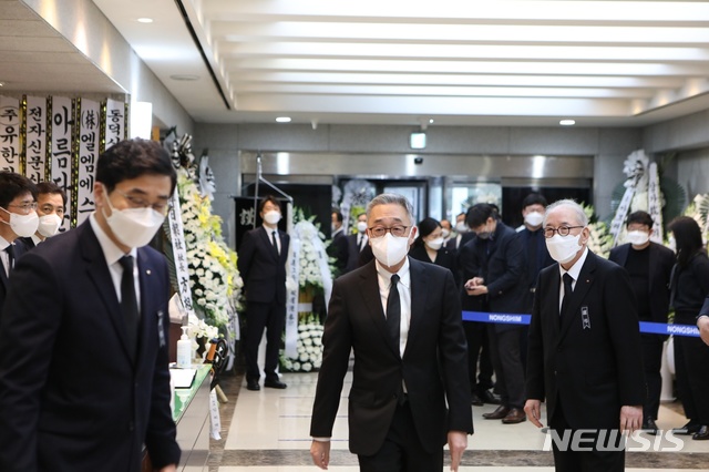 신춘호 회장 빈소, 이틀째 재계인사 발길 이어져…범롯데가 참석(종합)