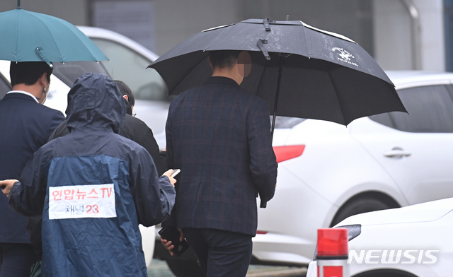 [수원=뉴시스] 김종택기자 = 경기도청 퇴직 간부 공무원 A씨가 28일 오전 경기 용인시 원삼면 반도체 클러스터 개발예정지 투기의혹 관련 조사를 받기 위해 경기도 수원시 경기남부경찰청으로 들어가고 있다. 2021.03.28. jtk@newsis.com