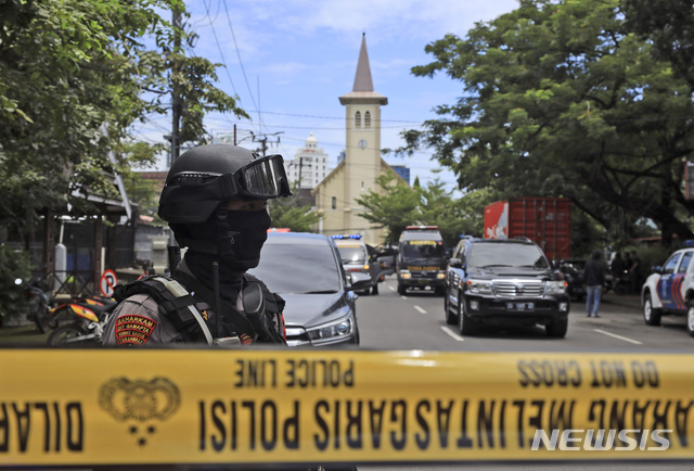 [마카사르=AP/뉴시스] 28일(현지시간) 인도네시아 슬라웨시섬 마카사르의 성당 앞에서 경찰이 경계를 펼치고 있다. 이날 오전 성당 인근에서 자살폭탄테러가 발생해 14명이 부상했다. 2021.03.28