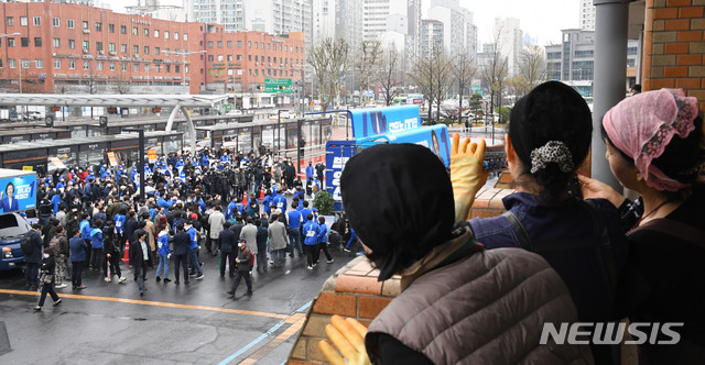 [서울=뉴시스]국회사진기자단 = 시민들이 28일 오전 서울 서초 고속터미널 광장에서 열린 박영선 더불어민주당 서울시장 후보의 집중유세를 휴대푠으로 찍고 있다. 2021.03.28. photo@newsis.com